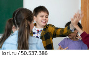 A group of students from an international school that promotes creativity and places children at the center of learning in a variety of subjects. Стоковое фото, агентство Ingram Publishing / Фотобанк Лори