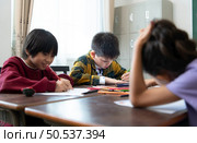A group of students from an international school that promotes creativity and places children at the center of learning in a variety of subjects. Стоковое фото, агентство Ingram Publishing / Фотобанк Лори
