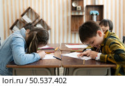 A group of students from an international school that promotes creativity and places children at the center of learning in a variety of subjects. Стоковое фото, агентство Ingram Publishing / Фотобанк Лори