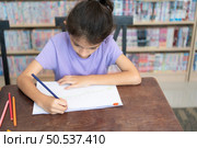A group of students from an international school that promotes creativity and places children at the center of learning in a variety of subjects. Стоковое фото, агентство Ingram Publishing / Фотобанк Лори
