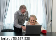 A long-term relationship that lasts until old age. characterized by unchanging love and also uses technology to communicate with children without interruption. Стоковое фото, агентство Ingram Publishing / Фотобанк Лори