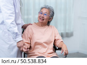 Doctor who specializes in heart disease. Report and advise patients with symptoms of heart disease. that the results of the treatment improved until they were able to go home tomorrow. Стоковое фото, агентство Ingram Publishing / Фотобанк Лори
