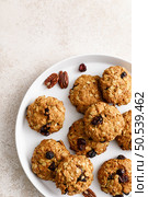 Oatmeal cranberry healthy homemade cookies with cinnamon and pecan nuts for breakfast. Стоковое фото, агентство Ingram Publishing / Фотобанк Лори