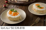 Meringue roll cake with cream and tangerine. Roulade, summer dessert served in ceramic plate. Стоковое фото, агентство Ingram Publishing / Фотобанк Лори