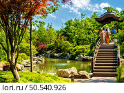 Wooden bridge across the lake in Galitsky Park in Krasnodar (2024 год). Редакционное фото, фотограф Владимир Ушаров / Фотобанк Лори