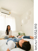 Family happy moments when children wake up in the morning. Have fun with mom before eating breakfast. Стоковое фото, агентство Ingram Publishing / Фотобанк Лори