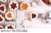 Homebaked Christmas Cookies With fruit Jam filling and Icing Sugar. Стоковое фото, агентство Ingram Publishing / Фотобанк Лори