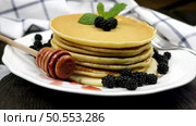 Delicious golden pancakes with fresh blackberries and raspberry jam. Стоковое фото, агентство Ingram Publishing / Фотобанк Лори