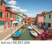 Boats and colored houses in summer Burano, Italy. Стоковое фото, агентство Ingram Publishing / Фотобанк Лори