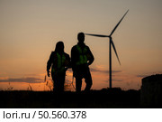 Silhouette of Engineer in charge of wind energy against a background of wind turbines. Стоковое фото, агентство Ingram Publishing / Фотобанк Лори