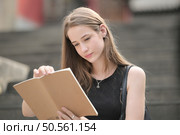 A young woman with his hairstyle and the atmosphere of living in the community. Стоковое фото, агентство Ingram Publishing / Фотобанк Лори