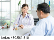 Female doctor explains medicine to patient. Стоковое фото, агентство Ingram Publishing / Фотобанк Лори