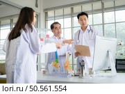 A medical professor is lecturing on a case study related to disease treatment to medical students. Стоковое фото, агентство Ingram Publishing / Фотобанк Лори
