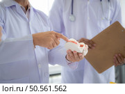 A medical professor is lecturing on a case study related to oral and dental treatment to medical students. Стоковое фото, агентство Ingram Publishing / Фотобанк Лори