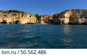Summer Atlantic ocean rocky coastline near Carvoeiro town, Lagoa, Algarve - Portugal. Стоковое фото, агентство Ingram Publishing / Фотобанк Лори