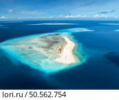 Aerial view of Nakupenda island in low tide, sandbank in ocean, white sand, boats, blue sea during low tide at sunny summer day in Zanzibar. Top view of sand spit, clear azure water, sky. Tropical. Стоковое фото, агентство Ingram Publishing / Фотобанк Лори