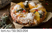 Bolo do Rei or King’s Cake, Made for Christmas, Carnavale or Mardi Gras with Christmas season elements in Background. Стоковое фото, агентство Ingram Publishing / Фотобанк Лори