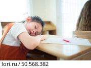 When class becomes dull. The kids started to feel tired and sleepy. Стоковое фото, агентство Ingram Publishing / Фотобанк Лори