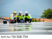 Group of engineer and technician inspects solar panel installation and test the operation of the panel. Стоковое фото, агентство Ingram Publishing / Фотобанк Лори