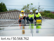 Group of engineer and technician inspects solar panel installation and test the operation of the panel. Стоковое фото, агентство Ingram Publishing / Фотобанк Лори