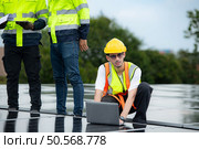Group of engineer and technician inspects solar panel installation and test the operation of the panel. Стоковое фото, агентство Ingram Publishing / Фотобанк Лори