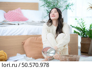 Asian young women with conducting their weekly holiday routines. Стоковое фото, агентство Ingram Publishing / Фотобанк Лори