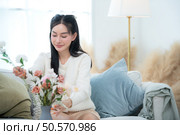 Asian young women with conducting their weekly holiday routines. Стоковое фото, агентство Ingram Publishing / Фотобанк Лори