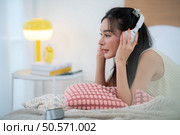 Asian young women with conducting their weekly holiday routines. Стоковое фото, агентство Ingram Publishing / Фотобанк Лори
