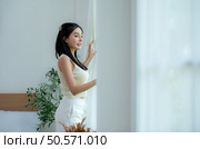 Asian young women with conducting their weekly holiday routines. Стоковое фото, агентство Ingram Publishing / Фотобанк Лори