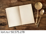 Empty notebook or cookbook and vintage kitchen utensils on wooden table. Стоковое фото, агентство Ingram Publishing / Фотобанк Лори