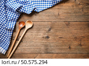 Open cookbook with kitchenware on checkered tablecloth. Стоковое фото, агентство Ingram Publishing / Фотобанк Лори
