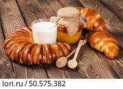 Tasty croissants with spikelets on grey wooden background. Стоковое фото, агентство Ingram Publishing / Фотобанк Лори