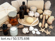 Natural spa and aromatherapy skincare beauty products with bathroom accessories including exfoliating scrubs, oils, sponges, bath bombs, soaps and moisturiser cream. Стоковое фото, агентство Ingram Publishing / Фотобанк Лори
