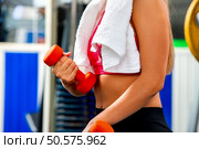 Woman holding dumbbell workout at gym. Стоковое фото, агентство Ingram Publishing / Фотобанк Лори