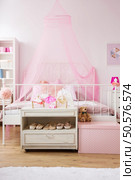 Bedroom of tiny ballet dancer with cozy bed. Стоковое фото, агентство Ingram Publishing / Фотобанк Лори
