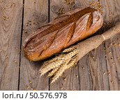 Two whole fresh challah bread with poppy and sesame seeds and honey wooden background. Стоковое фото, агентство Ingram Publishing / Фотобанк Лори