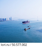 Large container ship arriving in port.. large container ship. Стоковое фото, агентство Ingram Publishing / Фотобанк Лори