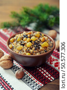 Traditional Christmas slavic dish kutia in ceramic bowl with fir tree. Стоковое фото, агентство Ingram Publishing / Фотобанк Лори