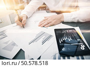 Investment manager working process.Picture trader work market report modern tablet.Using electronic device.Graphic icons,stock exchanges report screen.New business project startup.Horizontal. Investment manager working process.Picture trader work market report modern tablet.Using electronic device.Graphic icons,stock exchange reports screen.Business project startup.Horizontal,film effect. Стоковое фото, агентство Ingram Publishing / Фотобанк Лори