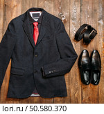 Set of fashionable man’s accessories on darkly brown wooden background. Стоковое фото, агентство Ingram Publishing / Фотобанк Лори