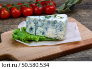 Blue cheese with mold served salad leaves on wood background. Стоковое фото, агентство Ingram Publishing / Фотобанк Лори