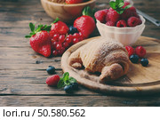 Fresh croissant with mix of berry, selective focus and toned image. Стоковое фото, агентство Ingram Publishing / Фотобанк Лори