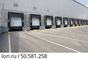 Big distribution warehouse with numbering gates for loads. Стоковое фото, агентство Ingram Publishing / Фотобанк Лори