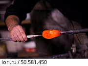 Glass Blower, Glass, Blown Glass Manufacturing Plant. Стоковое фото, агентство Ingram Publishing / Фотобанк Лори