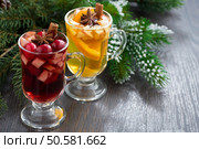 spicy Christmas beverages on a wooden background, horizontal. Стоковое фото, агентство Ingram Publishing / Фотобанк Лори