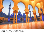Sheikh Zayed Grand Mosque at dusk in Abu Dhabi, UAE. Стоковое фото, агентство Ingram Publishing / Фотобанк Лори