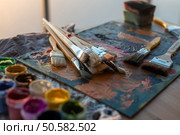 Drawing classes tools in art studio. Angle view photo of paintbrushes lying on palettewith oil paints brushstrokes mixture. Drawing classes tools in art studio. Angle view photo of paintbrushes lying on palettewith oil paints brushstrokes mixture. Стоковое фото, агентство Ingram Publishing / Фотобанк Лори
