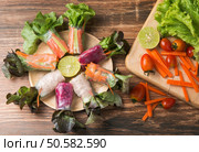 salad roll on topview. Стоковое фото, агентство Ingram Publishing / Фотобанк Лори