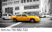 Yellow cab in Manhattan with black and white background. The taxicabs of New York City are widely recognized icons of the city. Стоковое фото, агентство Ingram Publishing / Фотобанк Лори