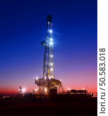 The oil derrick is homework, in the evening . Стоковое фото, агентство Ingram Publishing / Фотобанк Лори